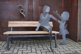 Schöne Sitzbank mit Mutter und Kind aus Stahl geschnitten