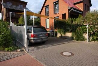 Carport mit Sonnensegel aus Precontraint-Tuch und Pfosten aus verzinktem Stahl