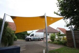 farbiges Sonnensegel mit Tragekonstruktion aus verzinktem Stahl