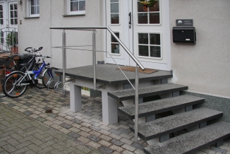 schmuckes Edelstahlgeländer für einen Hauseingang