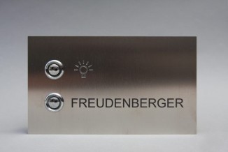 Klingelschild mit Lichttaster aus anlassbeschriftetem Edelstahl