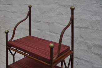 Regal aus rostigem Rundeisen mit Regalböden aus Holz