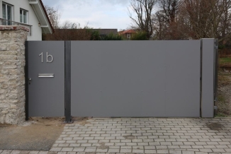 motorisch betriebene Toranlage mit einem Fußgänger Tor