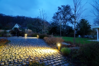 Wegeleuchten aus Tombak in der Nacht