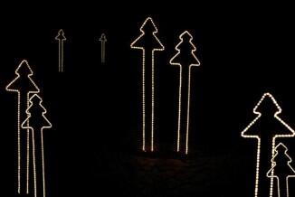 Leuchtende Tannenbäume aus Rundeisen mit Lichtschläuchen