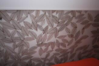 Kopfteil für ein Bett aus mit Blättern vergossenem Acrylglas