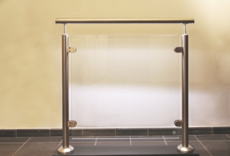 Edelstahlgeländer mit einer Glasfüllung und einem Handlauf mit einer LED Lichtlinie