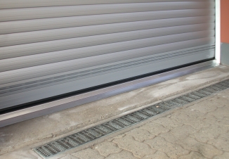 Bodenschiene aus Edelstahl für eine Garage
