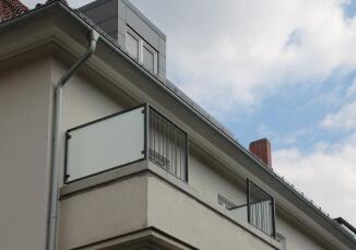 Wind- und Sichtschutz mit blickdichtem Glas