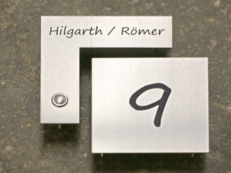 Klingelschild, zweigeteilt, kombiniert mit einer Hausnummer