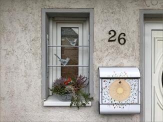 Kleines Fenstergitter mit Vögel