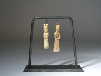 Sockel und Halter für zwei kleine Jade Figuren