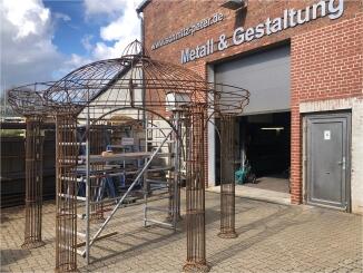 Pavillon aus rostigem Stahl