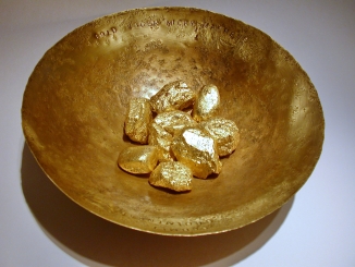 Goldwäscherschale mit Goldnuggets