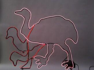 animierter Emu aus Rundeisen mit einem Elektrolumineszensschlauch nachgezeichnet