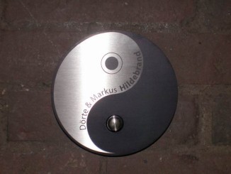 Yin Yang Klingelschild aus Edelstahl mit einer Anlassbeschriftung