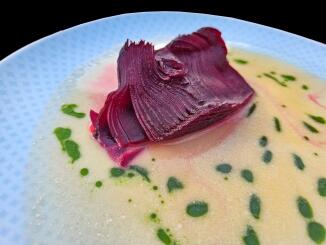 Rote Bete Millefeuille auf Tomasu beurre blanc mit Petersilienöl