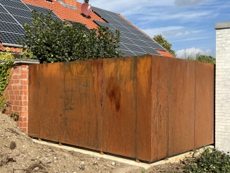 Sichtschutz Zaun aus rostigem Stahl