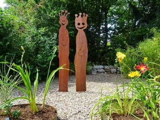 Skulpturen aus rostigem Stahl