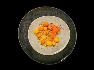 Fruchtig gebeizter Lachs mit Süßkartoffel, Mango und asiatischen Aromen