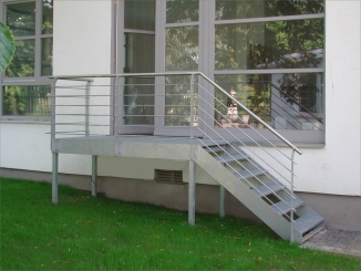 Außentreppe - Stahl feuerverzinkt, Handlauf aus Edelstahl