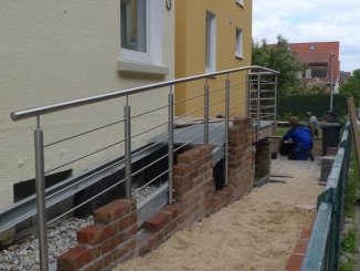 Edelstahlgeländer für eine Rampe für Rollstuhlfahrer und Gehbehinderte