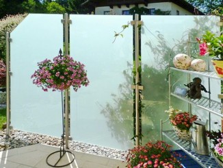 Windfang und Sichtschutz aus Edelstahl und blickdichtem Sicherheitsglas