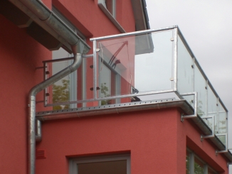 Balkongeländer aus verzinktem Vierkantrohr und Sicherheitsglas