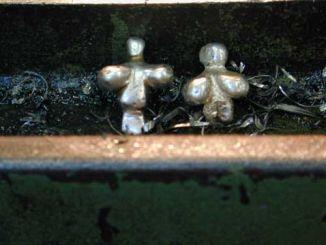 Kleine Frauen aus Feinsilber gegossen, Preis pro Stück