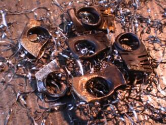 Ringe aus Stahl und Gold geschmiedet