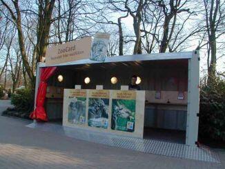 Zoo Card Container vor den Kassen im Zoo Hannovers