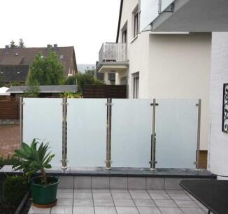 Himmlisch Schön: Windfang und Sichtschutz aus Edelstahl und Sicherheitsglas