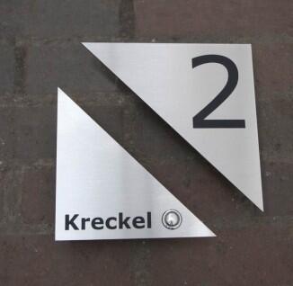 2 teiliges Klingelschild aus anlassbeschriftetem Edelstahl mit integrierter Hausnummer