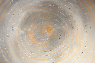 Silberlot und Eisen gehen bei dieser Schale eine schöne Symbiose ein