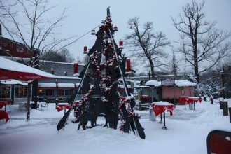 Tannenbaum aus Stahl mit Tieren aus dem Yukon für Yukon Bay im Zoo Hannover