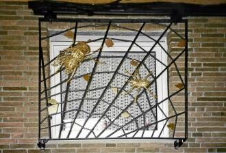 verschiebbares Fenstergitter aus Stahl mit blattvergoldeten Insekten