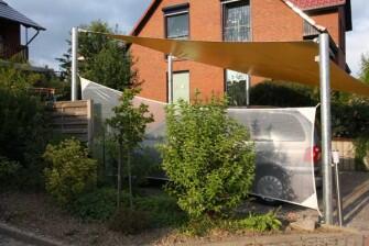 Carport mit Sonnensegel aus Precontraint-Tuch und Pfosten aus verzinktem Stahl