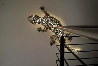 Gecko für eine Eingangssituation in einem Treppenhaus