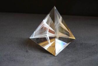 Tetraeder aus Glas dreidimensional gelasert