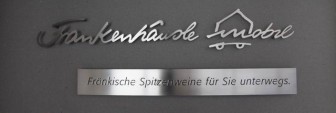 Eleganter Edelstahlschriftzug aus 3mm Edelstahl gelasert