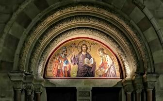 Mosaik St . Elisabeth bei einer Beleuchtungsprobe von Schmitz Schiminski Nolte