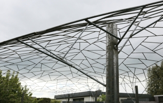 Gartenpavillon mit einem durchgespannten Dach in Schmitzstruktur