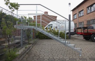 feuerverzinkte Unterkonstruktion mit Geländer für eine Treppe
