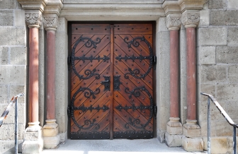 Restaurierung der seitlichen T&uuml;ren f&uuml;r St. Elisabeth in Hildesheim
