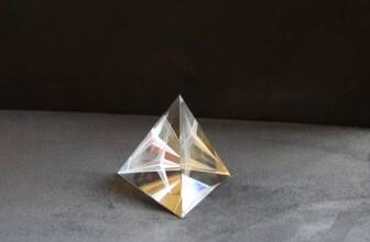 Tetraeder aus Glas dreidimensional gelasert