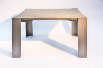 Tisch, Aluminium, Tischplatte aus Gneis