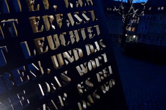 Beleuchtung einer Stahlskulptur auf dem Andreasplatz in Hildesheim