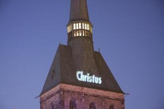Christus - der Retter ist da! Textprojektion auf den Turmhelm der Andreaskirche in Hildesheim 2007