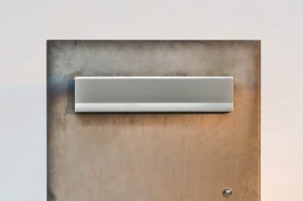 rostiger Standbriefkasten mit Beleuchtung