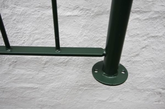 Teil eines Balkon Geländer aus verzinktem und grün lackiertem Stahl